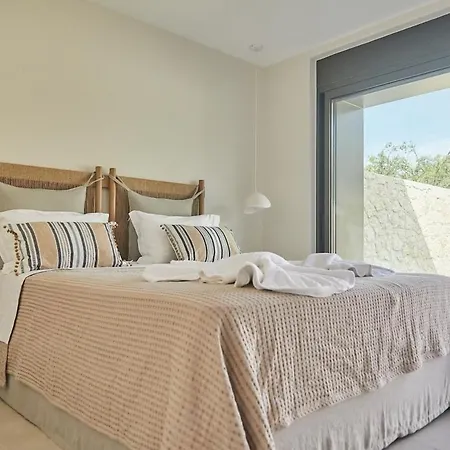 Apartament Elegant Villa With Heated Pool